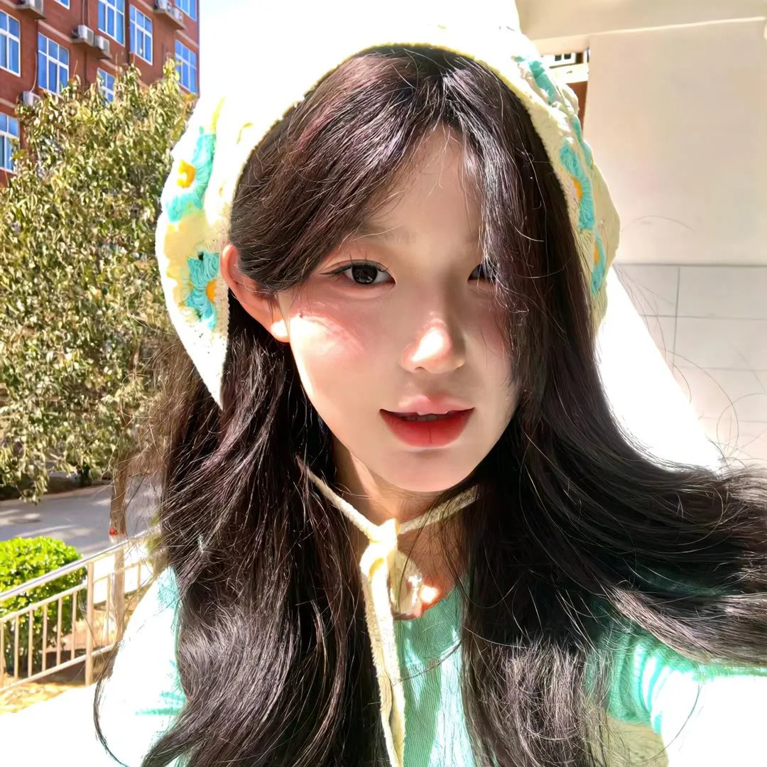 给小酒馆女子喝高杯酒封面